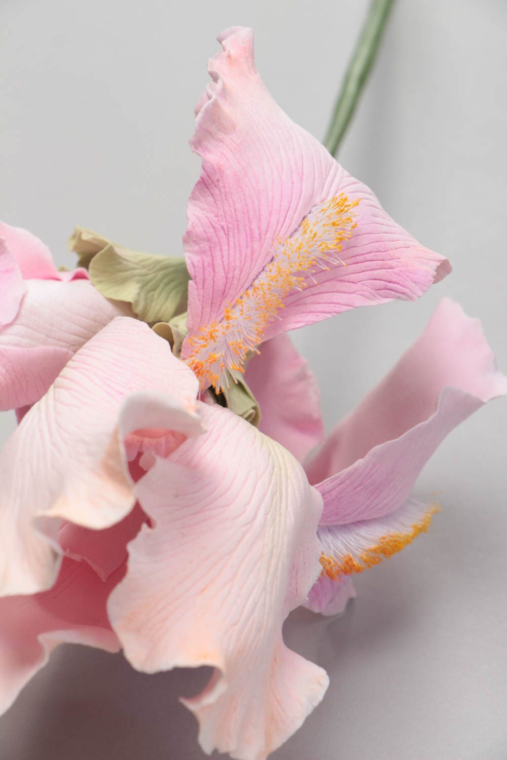 Искусственный цветок из полимерной глины ирис ручной работы для декора дома фото 3