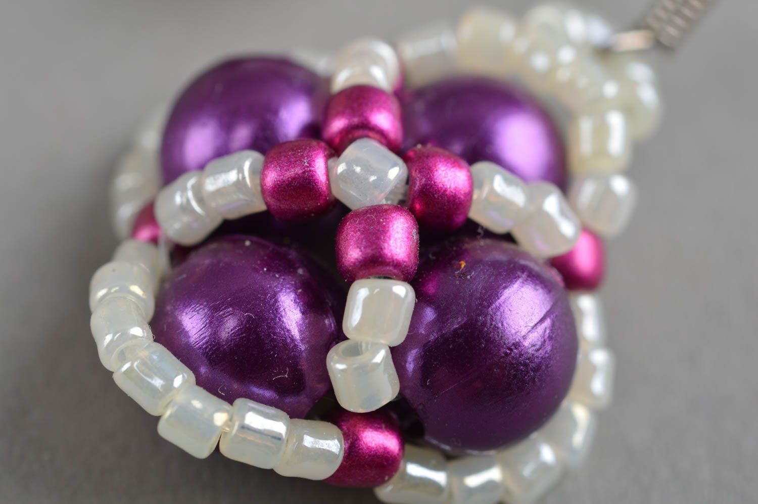 Ungewöhnliche weiß violette festliche handmade Ohrringe aus Glasperlen für Damen foto 5