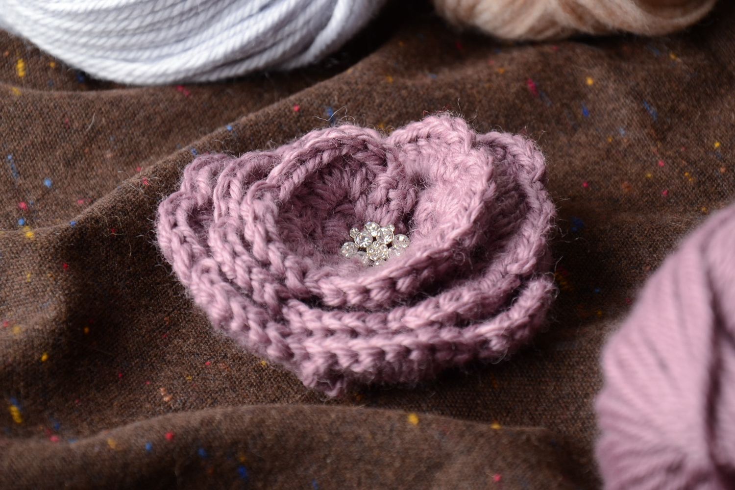 Crochet wool flower brooch photo 2