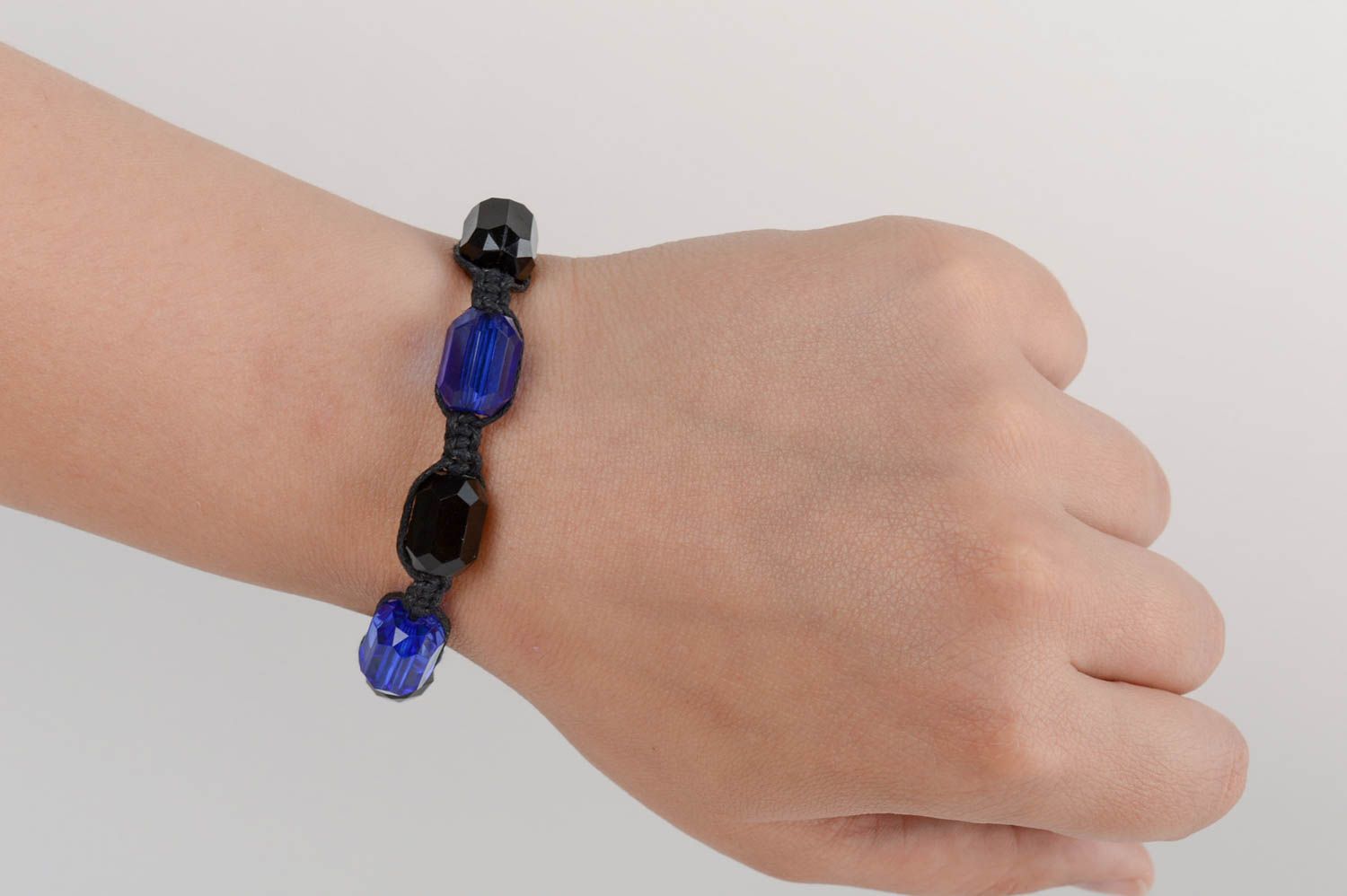 Bracelet en perles plastiques à facettes fait main noir-bleu technique macramé photo 4