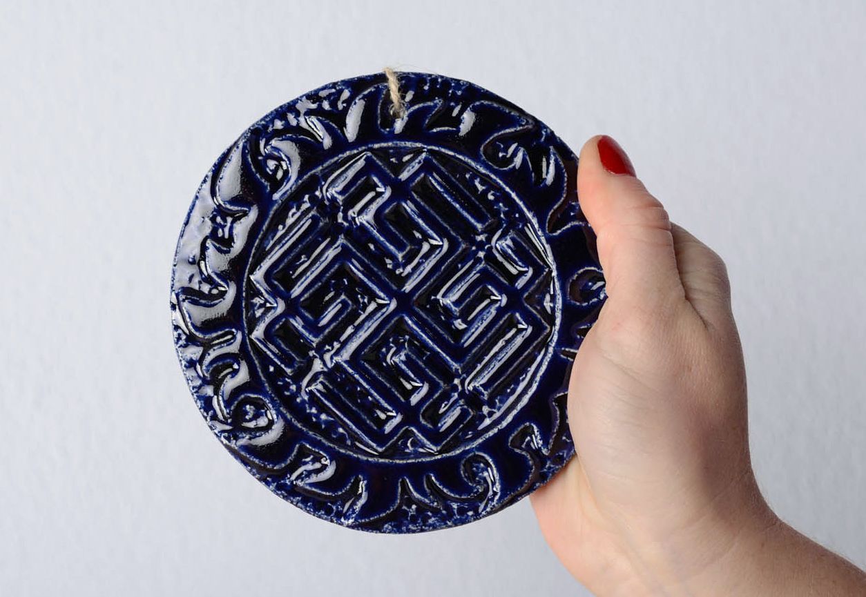 Pingente talismã artesanal de interior de cerâmica para a decoração da casa Svarozhich foto 4