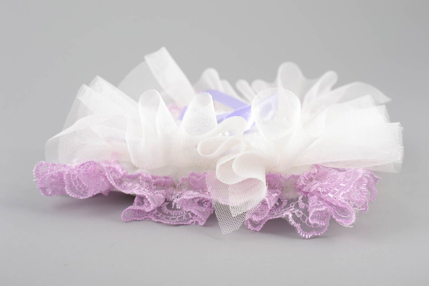 Свадебная подушечка для колец красивая пышная белая с фиолетовым ручная работа фото 4