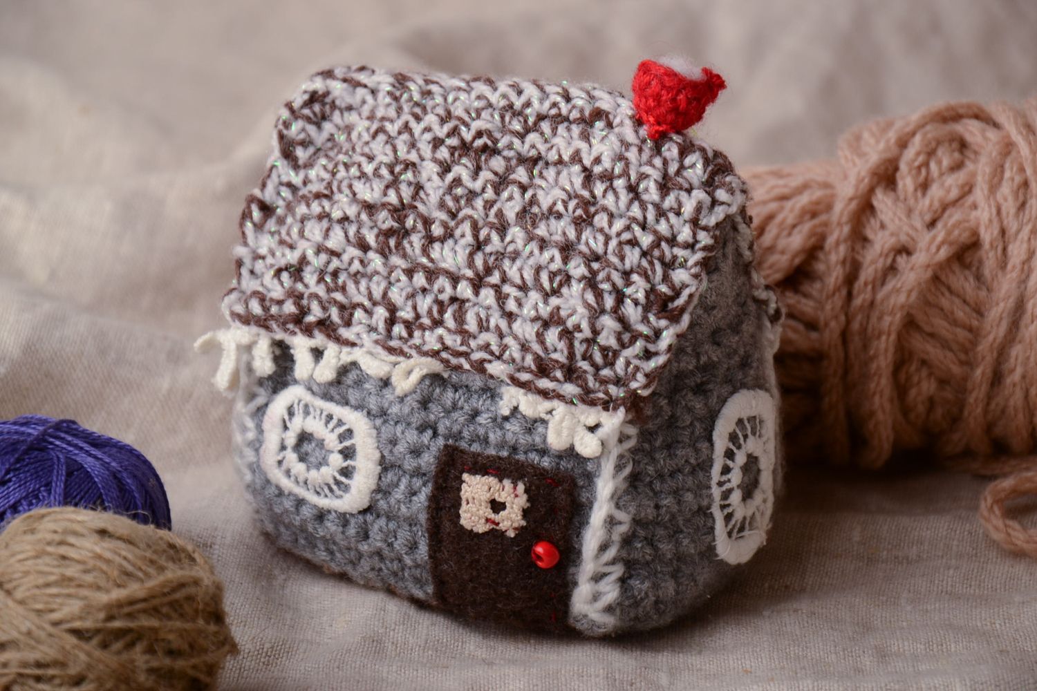 Jouet mou tricoté au crochet fait à la main Petite maison grise décorative photo 1