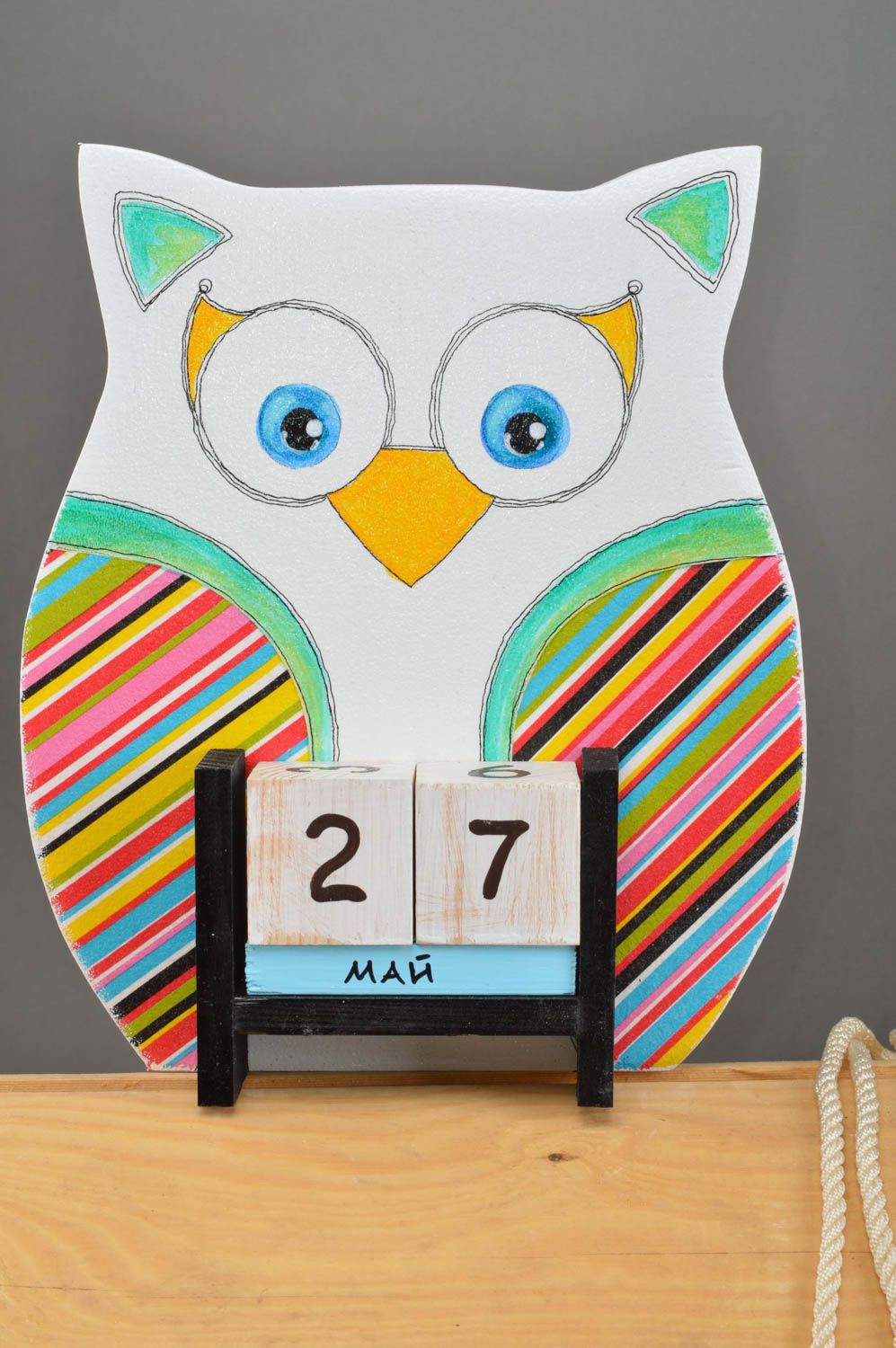 Детский календарь в виде совы из фанеры декупаж в полоску ручной работы фото 2
