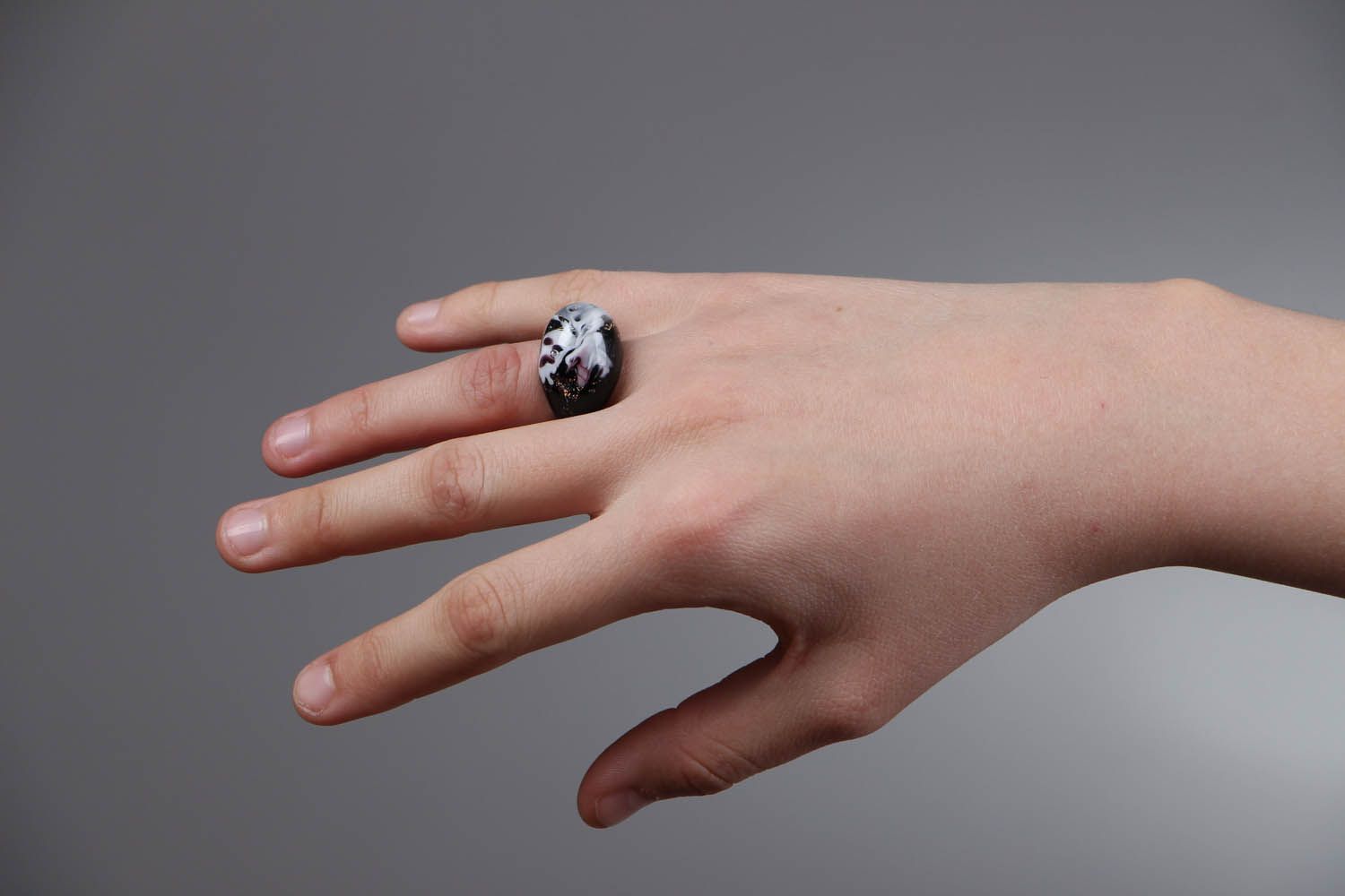 Стеклянное кольцо в технике лэмпворк Бал приведений фото 4