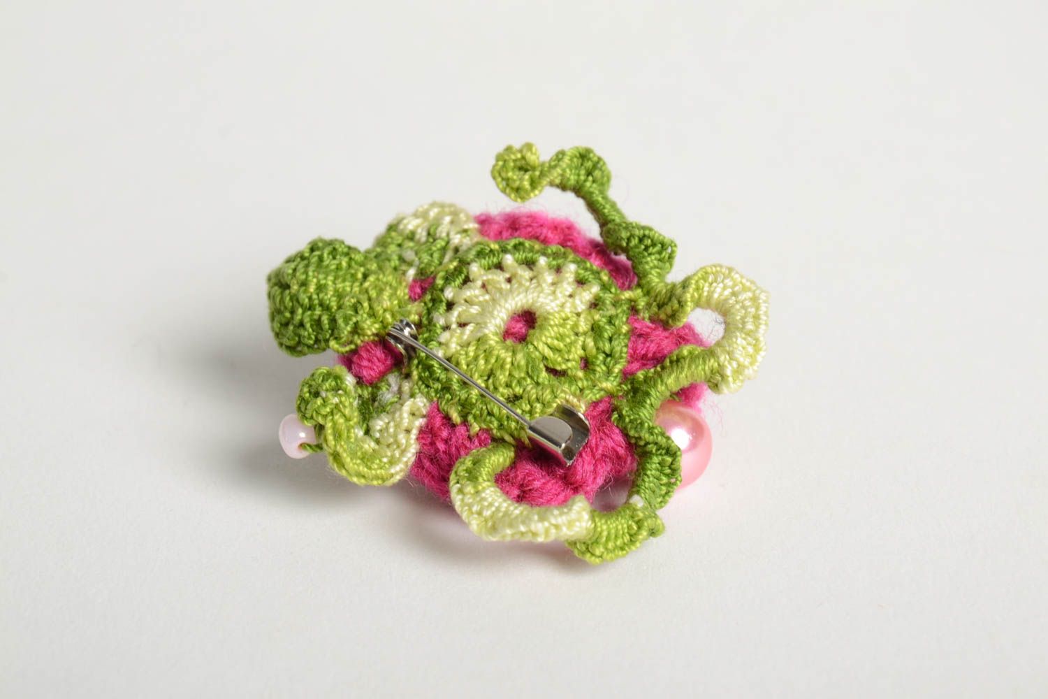 Handgemachter Schmuck Damen Brosche Accessoire für Frauen rosa Blume gehäkelt foto 4