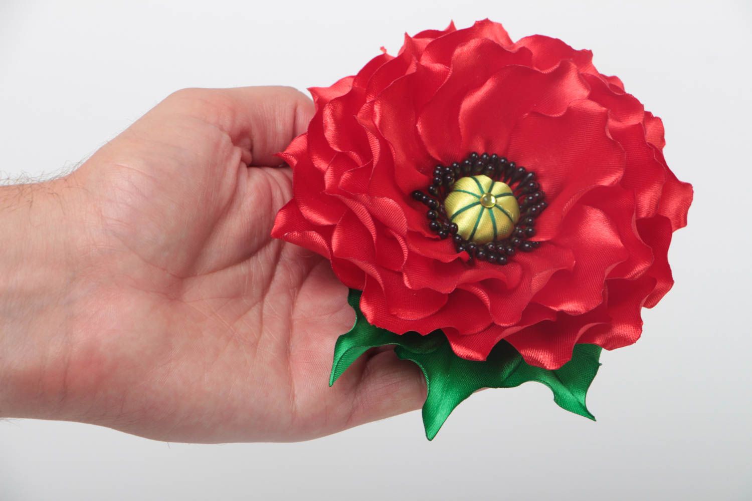 Красивая атласная заколка в виде цветка мака ручной работы на зажиме большая фото 5