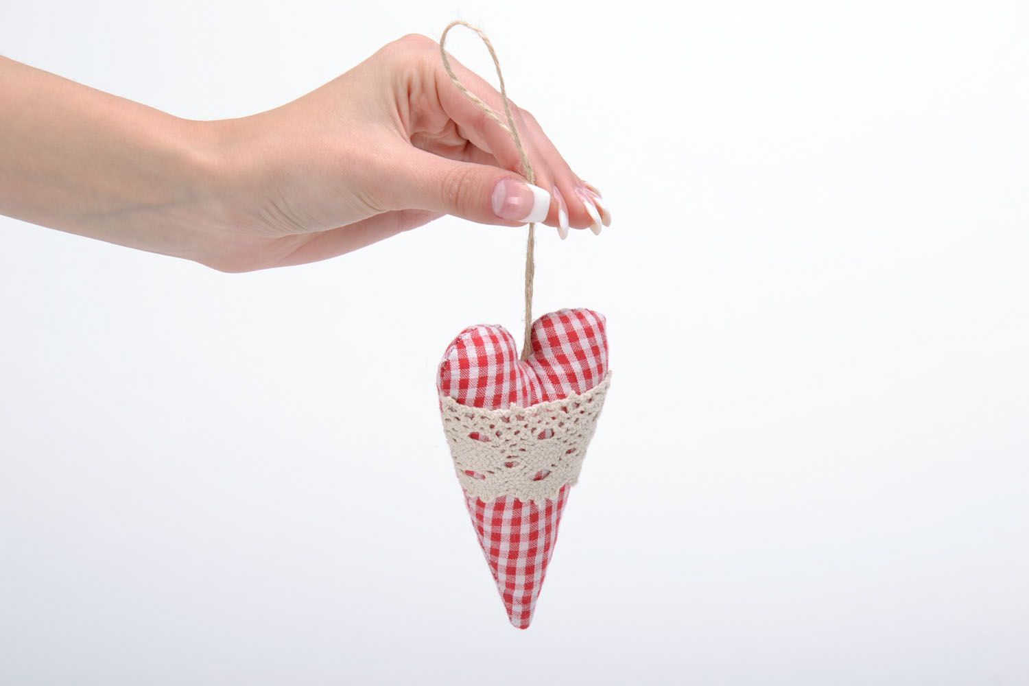 Coeur décoratif en tissu original fait main mou blanc-rouge à carreaux photo 2