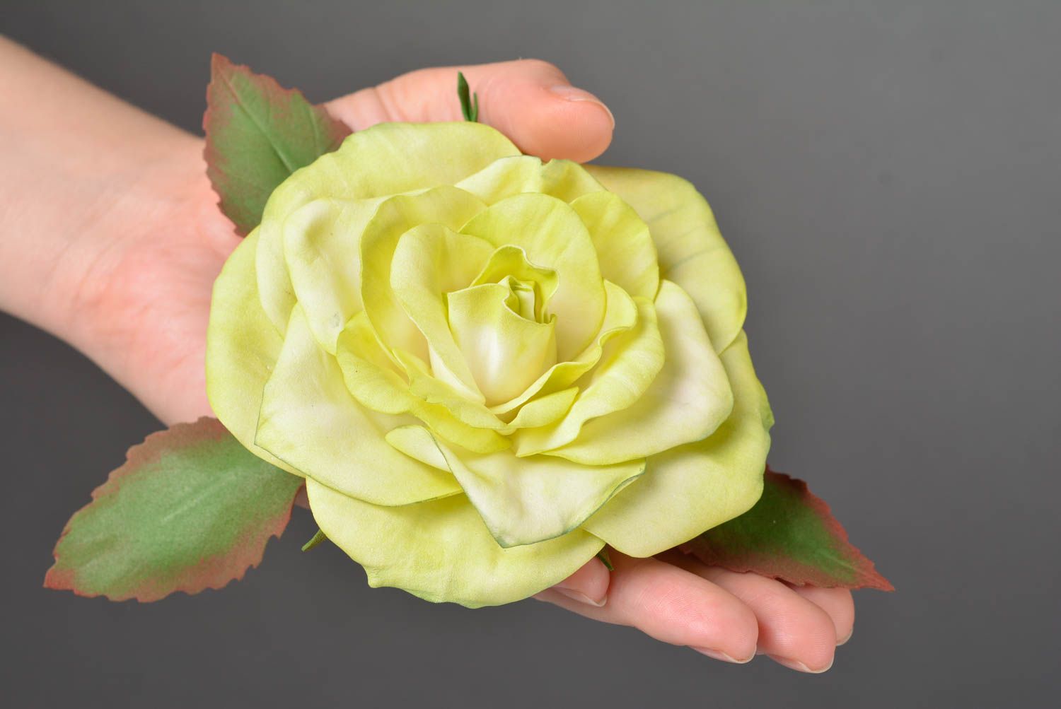 Заколка из фоамирана ручной работы авторская красивая женская Желтая роза фото 2