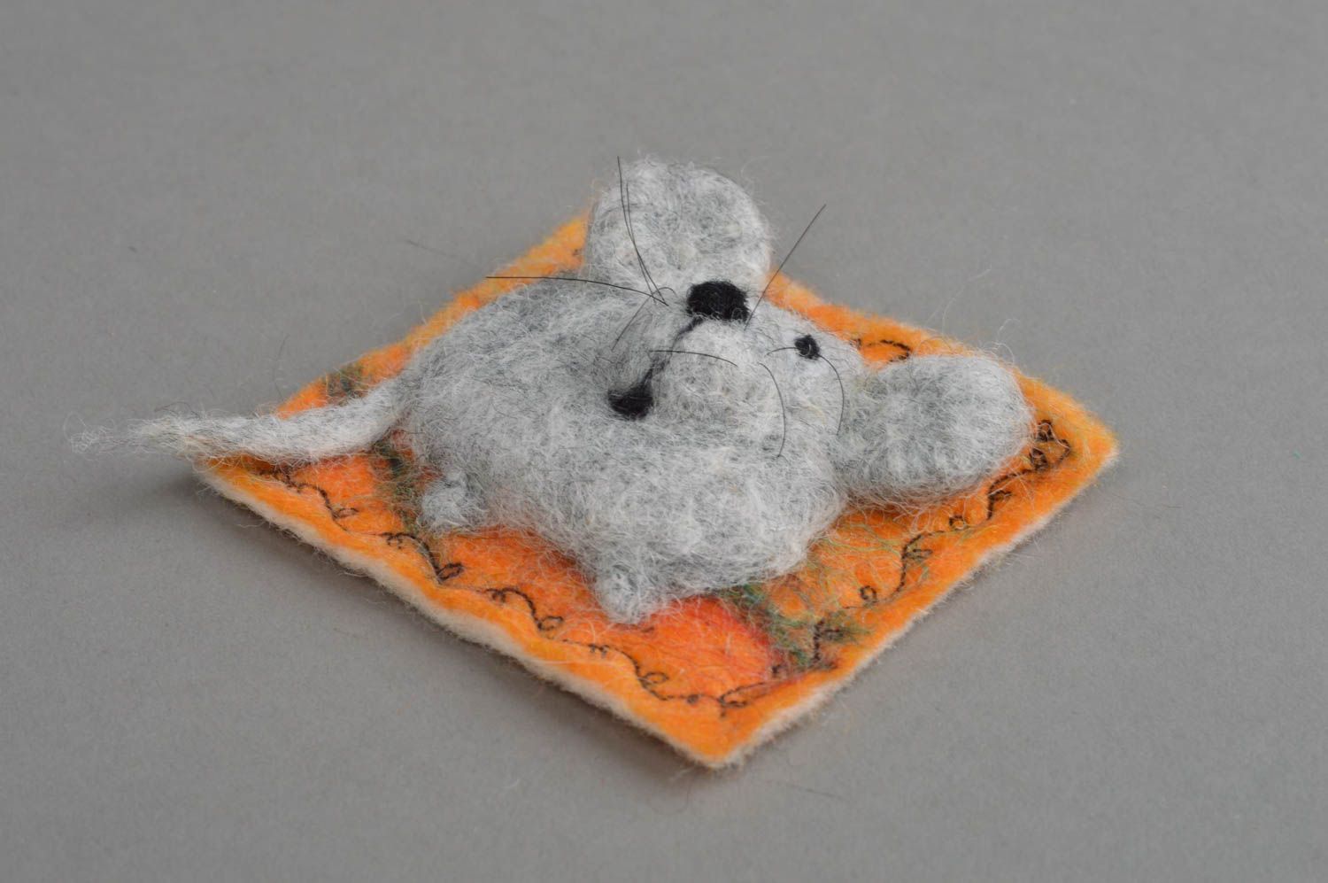 Grauer Textil Kühlschrankmagnet Maus handmade Schmuck für Interieur  foto 2