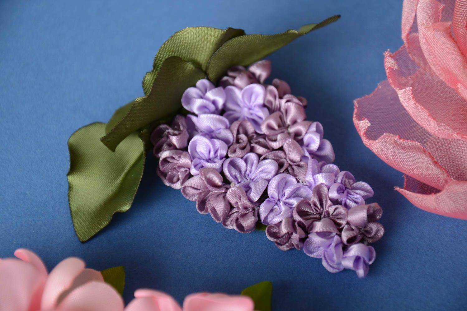 Grande broche fleur de lilas avec feuilles en tissu faite main originale stylée photo 1
