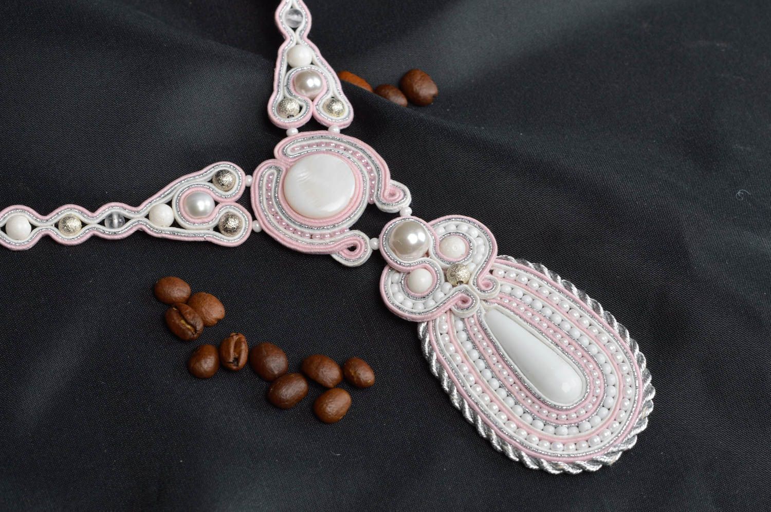Collier en soutache fait main blanc rose avec agate et nacre bijou original photo 1