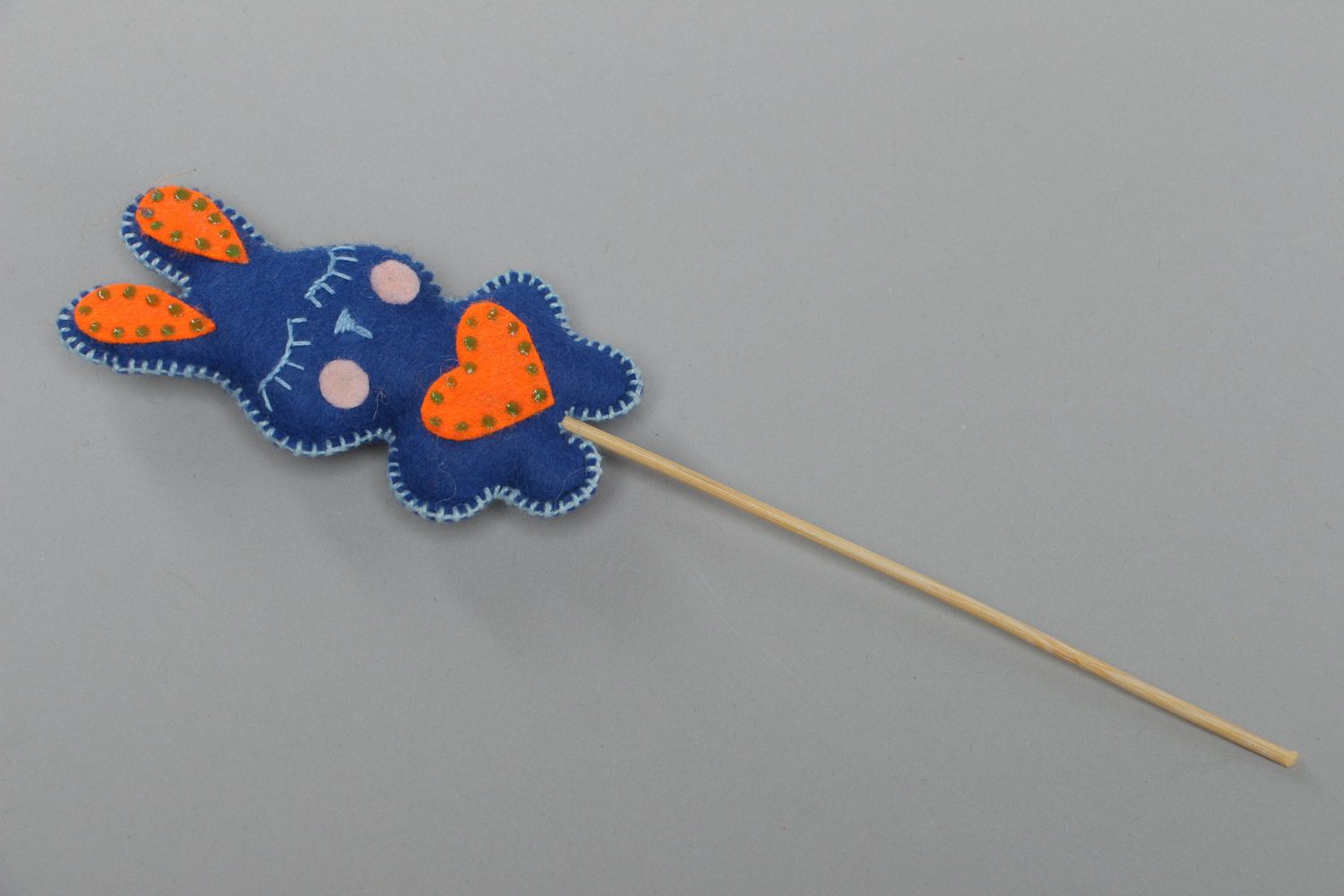 Игрушка заяц маленький синий из фетра на палочке декоративный ручной работы фото 2