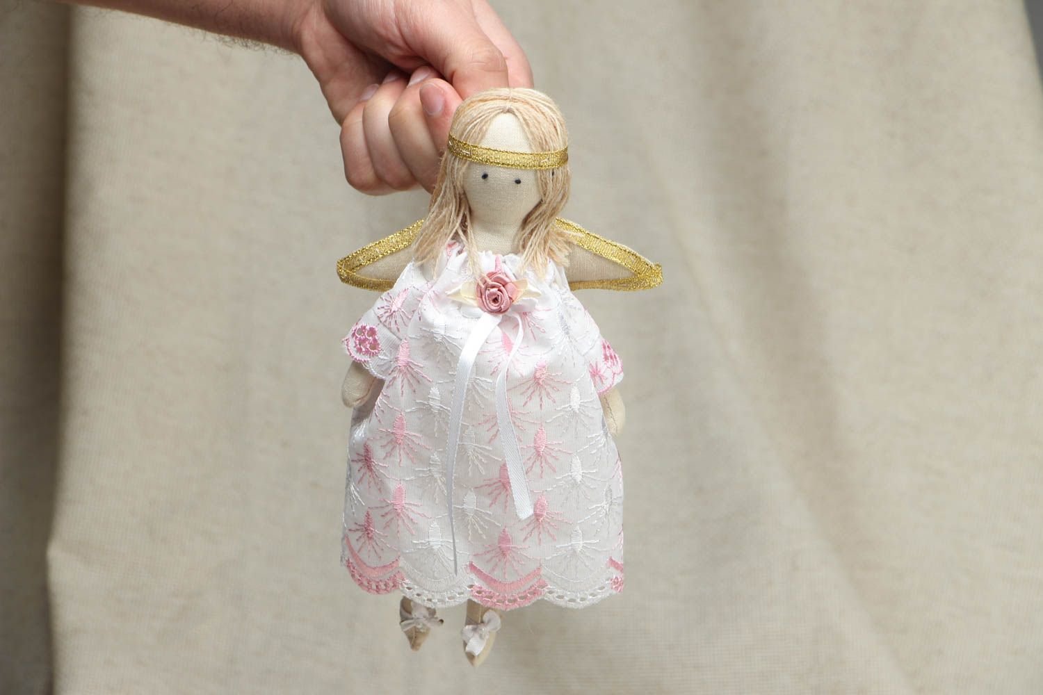 Текстильная кукла-ангел в белом сарафане фото 4