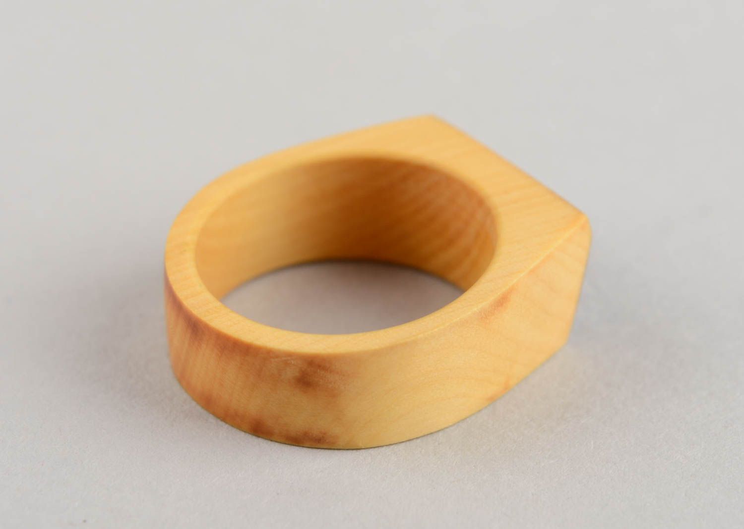 Авторское яркое необычное деревянное кольцо ручной работы для стильных людей фото 4