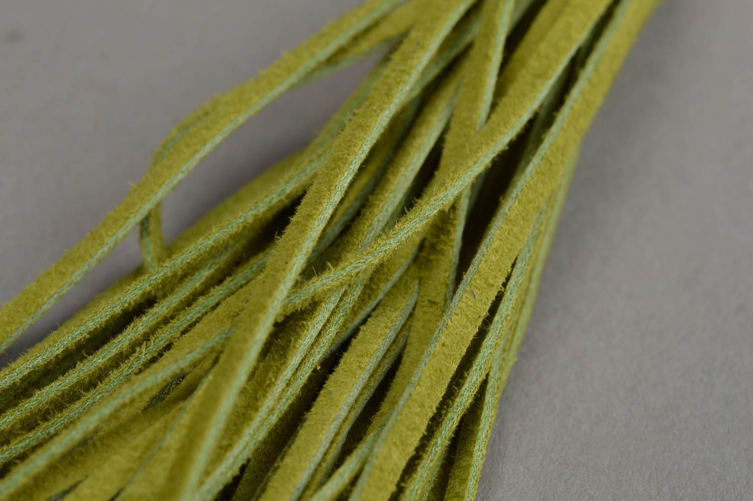 Pendientes artesanales de cuero verde regalo original para mujer bisutería fina foto 4