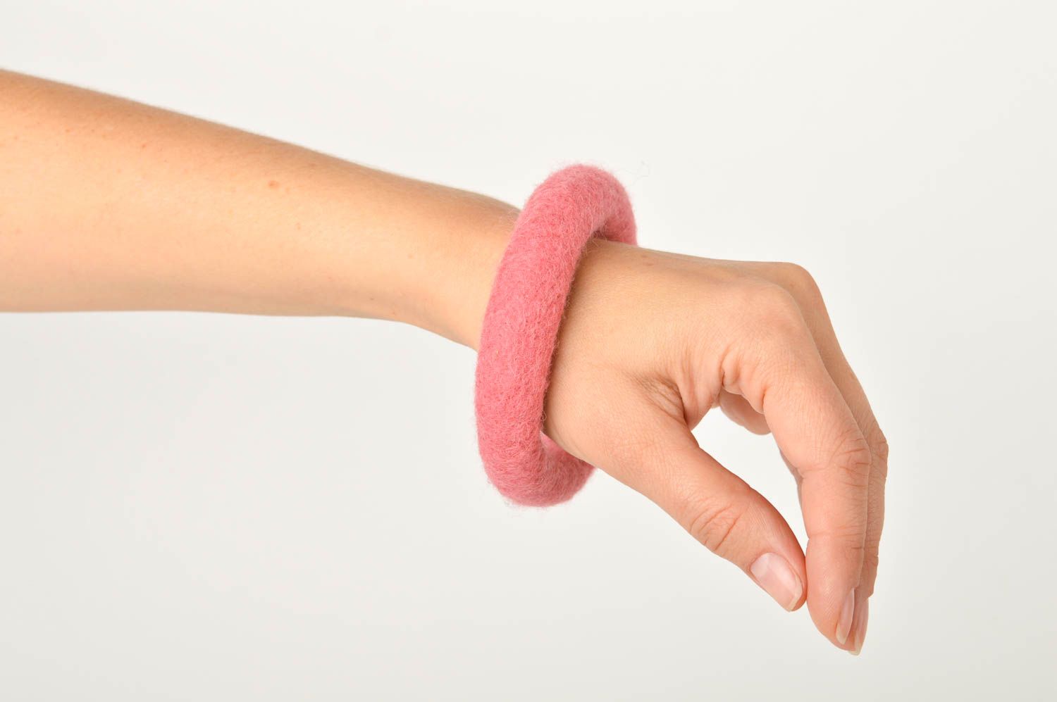 Bracelet en laine feutrée rose Bijou fait main original Cadeau pour femme photo 3