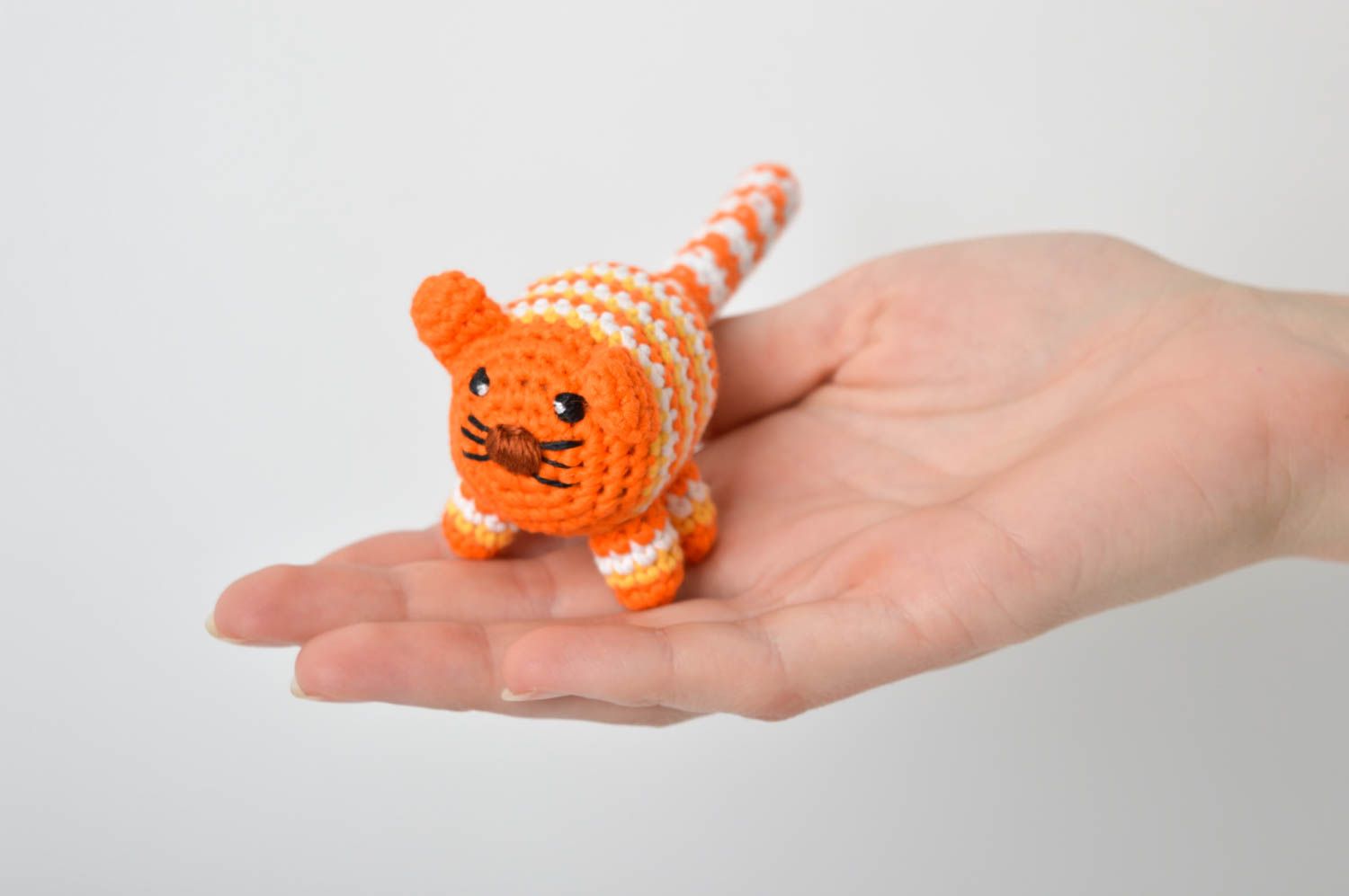 Rassel Spielzeug handmade Häkel Kuscheltier Geschenk Idee Stofftier Katze grell foto 5