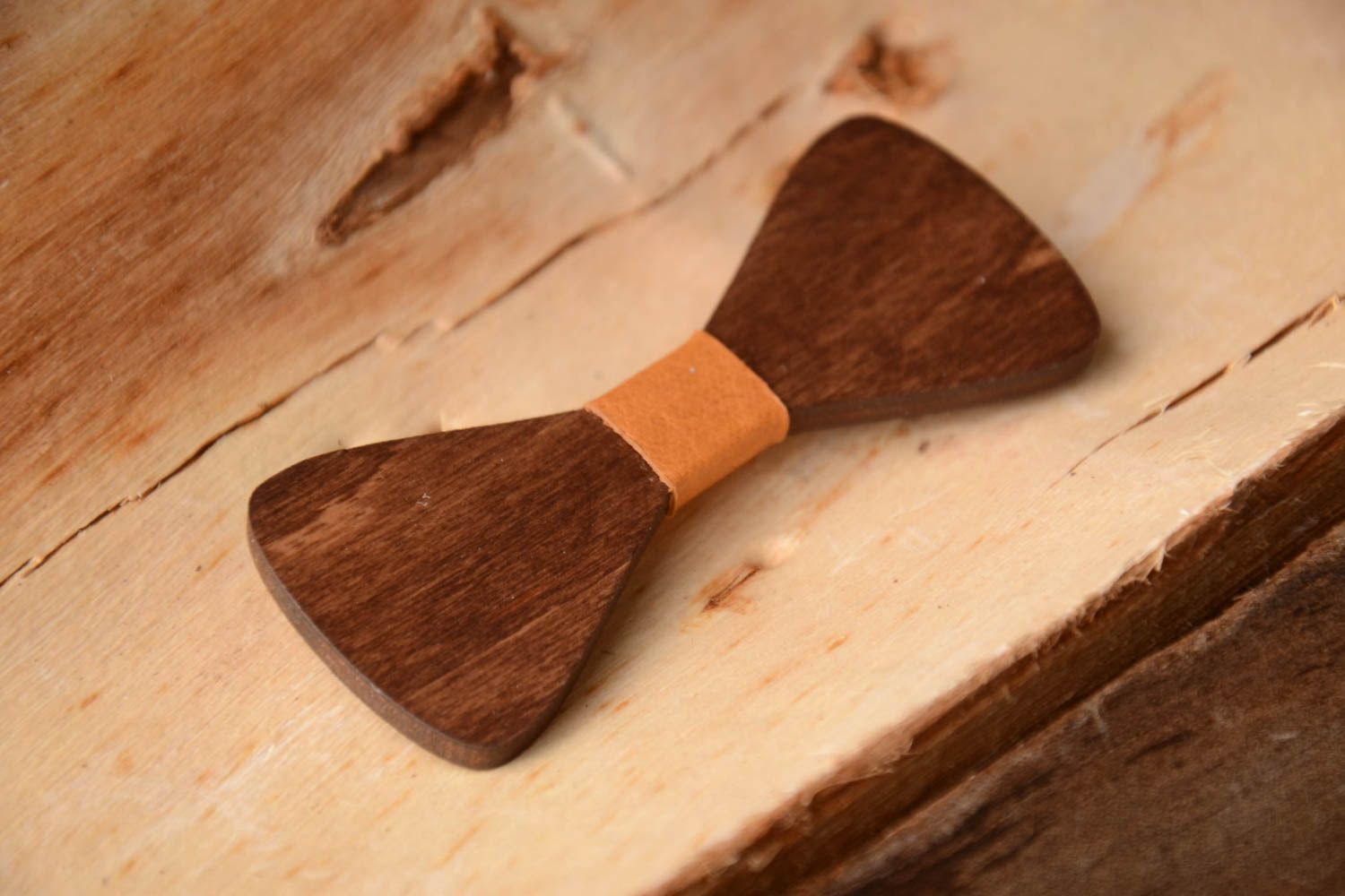 Оригинальная брошь ручной работы мужская бабочка деревянный галстук бабочка фото 1