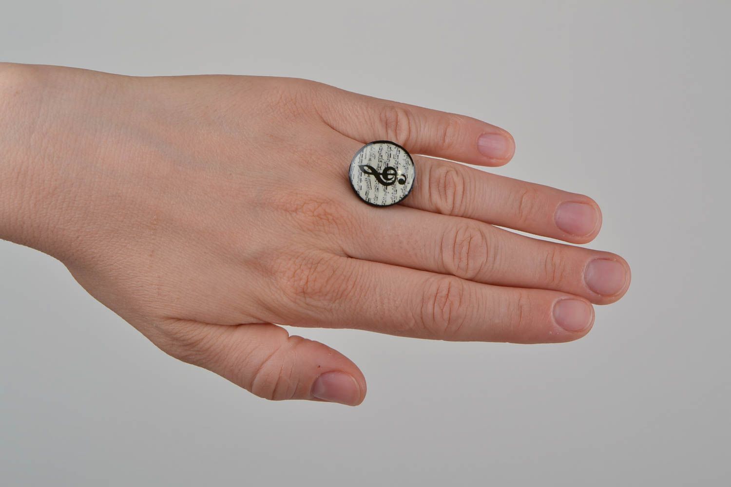 Handgemachter Ring aus Polymerton mit Notenprint Autoren Design für Frauen foto 2