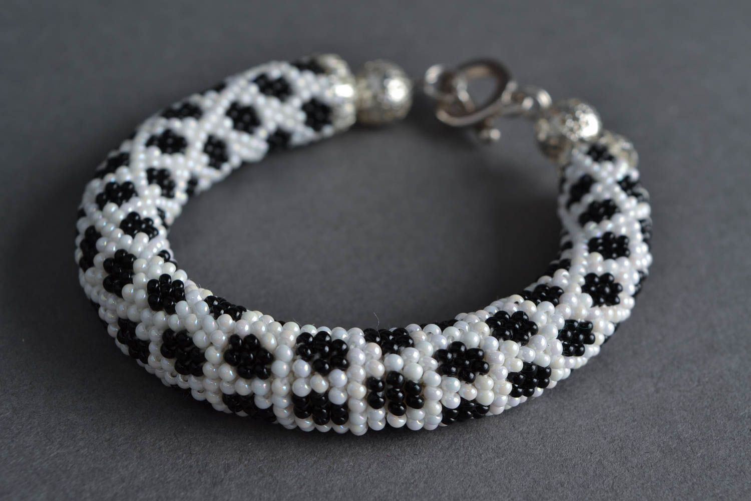 Bracelet spirale en perles de rocaille fait main au crochet blanc-noir à pois photo 1