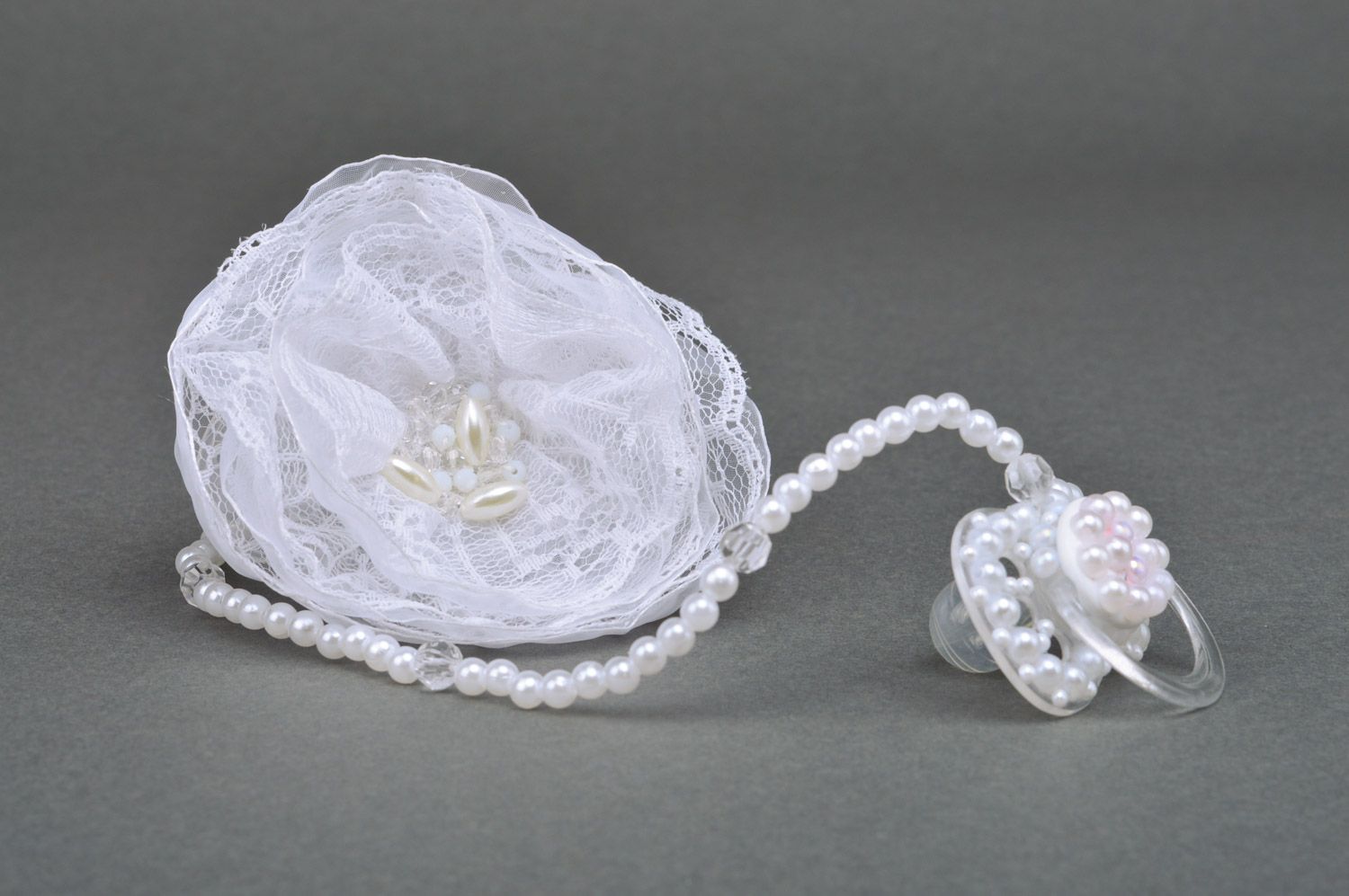 Tétine et attache-tétine en perles fantaisie avec broche blancs faits main fille photo 3