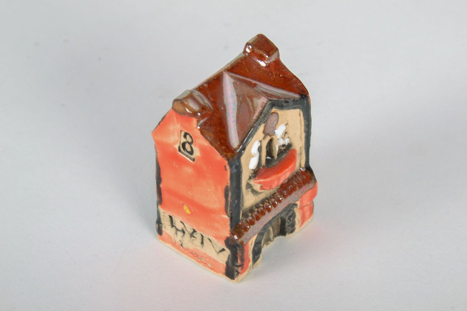Figura de cerámica Casa con fundamento negro foto 3