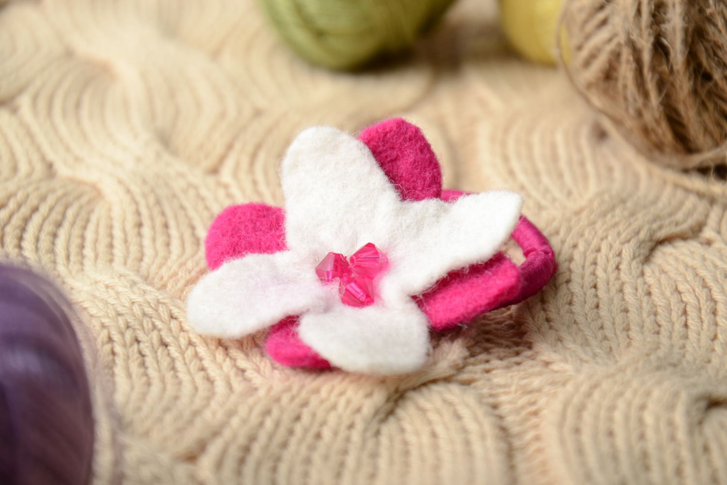 Handmade Haargummi mit Blume aus Filz foto 1