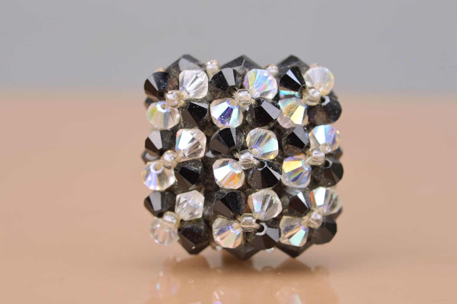 Weiß schwarzer quadratischer handgemachter Ring aus Glasperlen auf  Metalbasis für Frauen foto 2