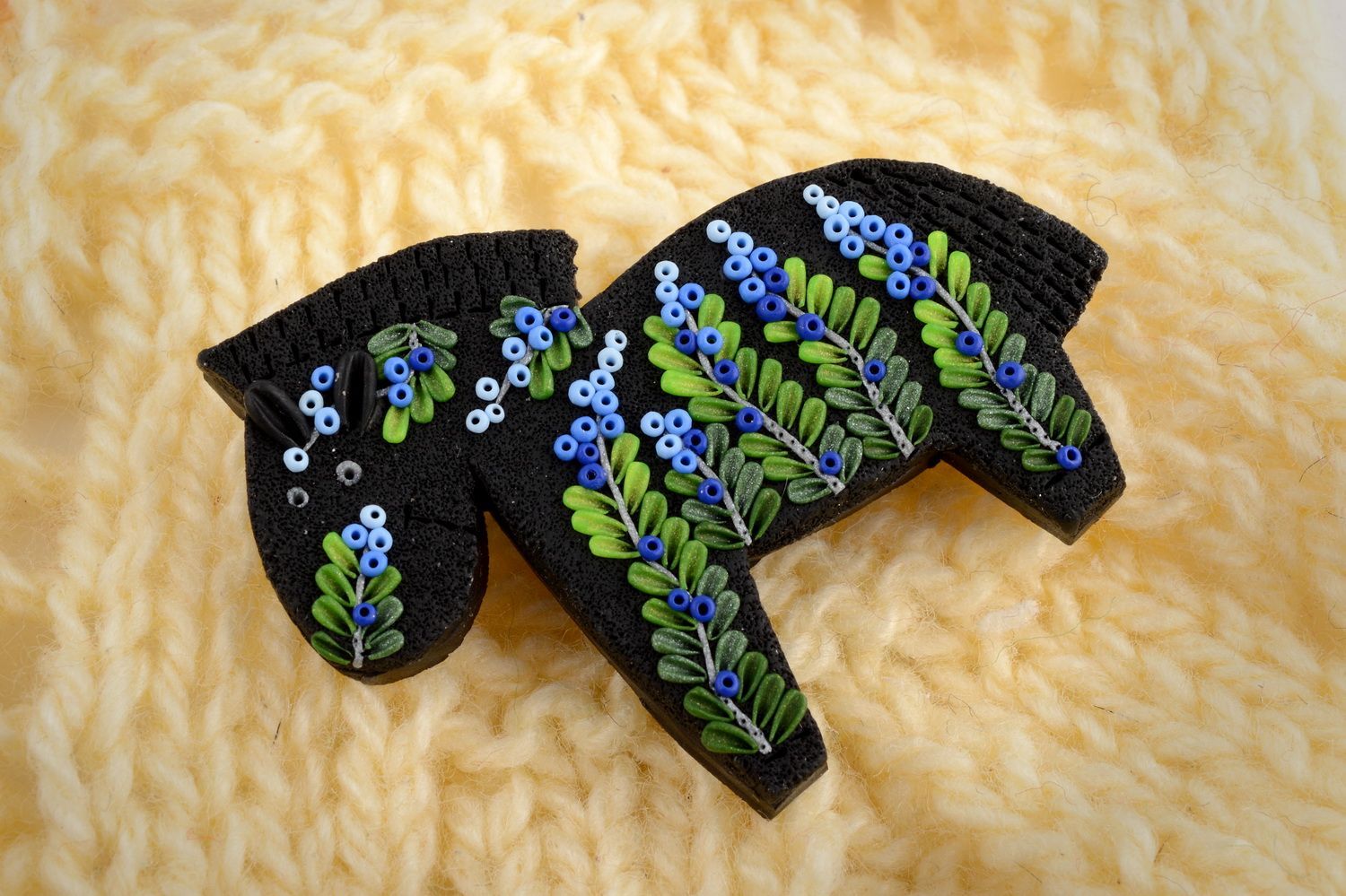 Broche en pâte polymère cheval noir à motif floral faite main originale design photo 1