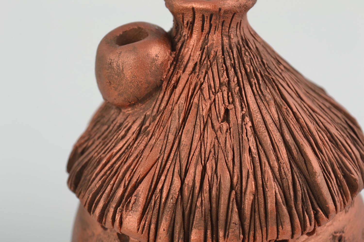 Petite tirelire en céramique brune faite main peinte en forme de maisonnette photo 3
