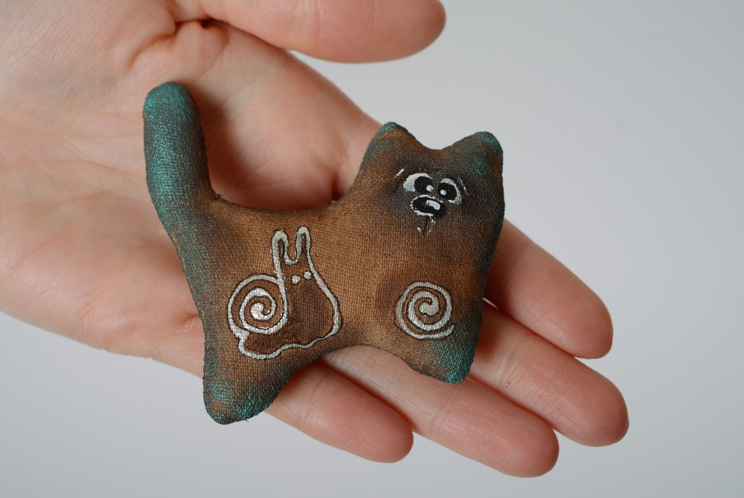 Мягкая игрушка ручной работы котик из хлопковой ткани коричневый с росписью фото 3