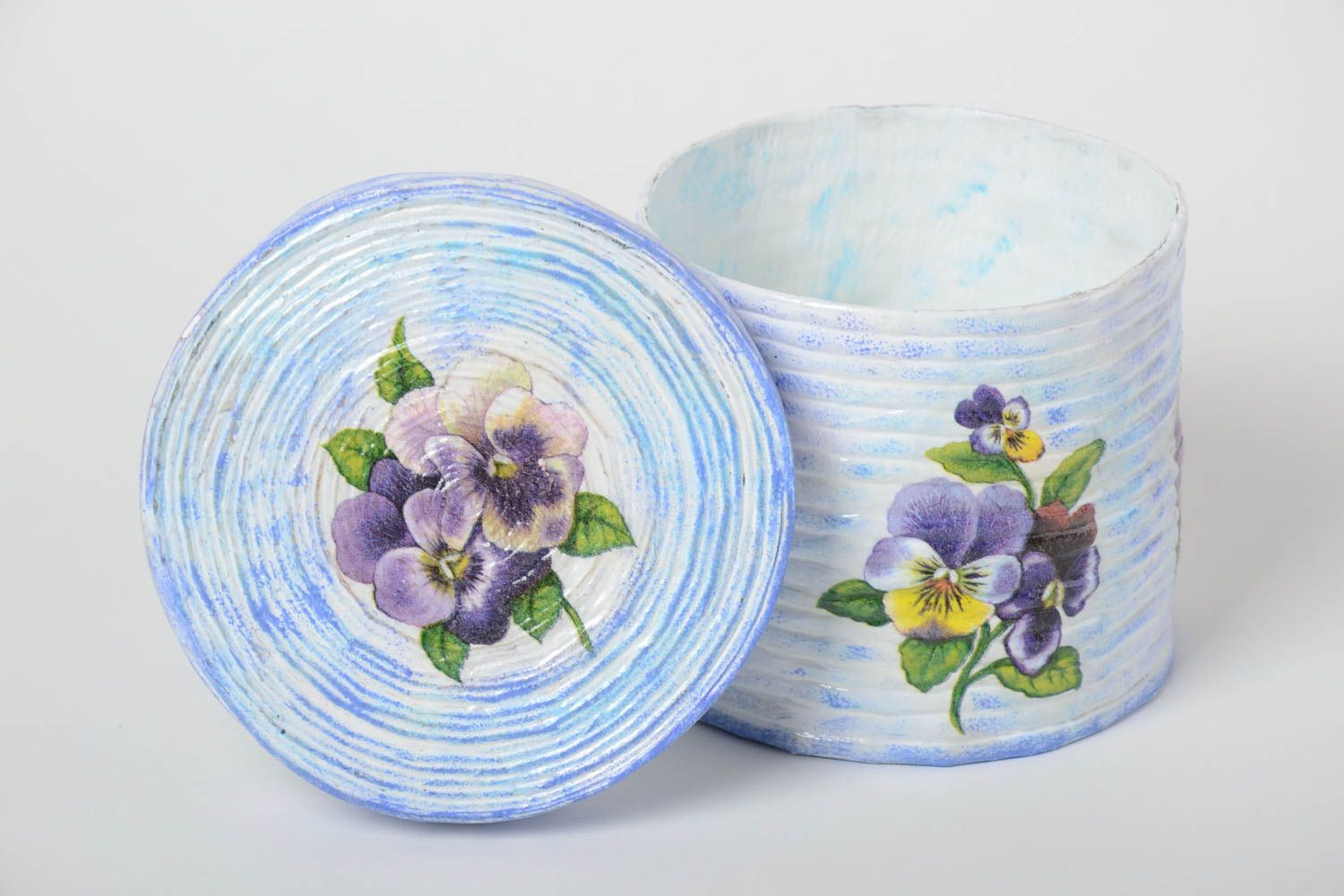 Boîte à bijoux ronde bleue faite main en tubes de papier serviettage avec fleurs photo 4