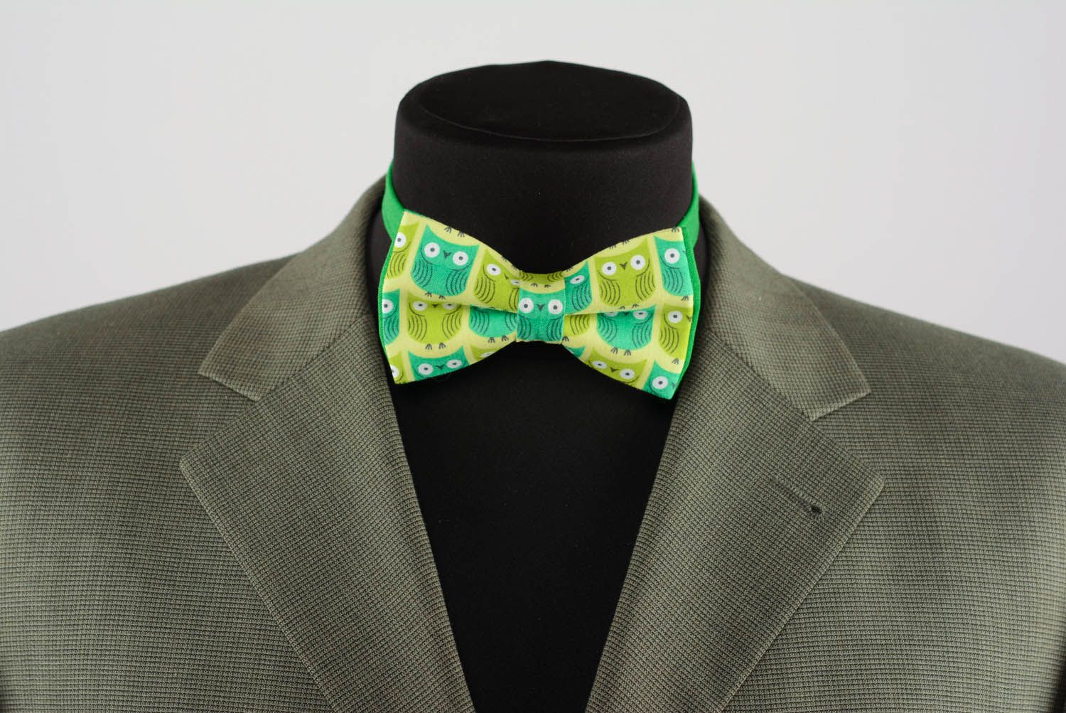 Gravata borboleta verde costurada de gabardine Corujas foto 2