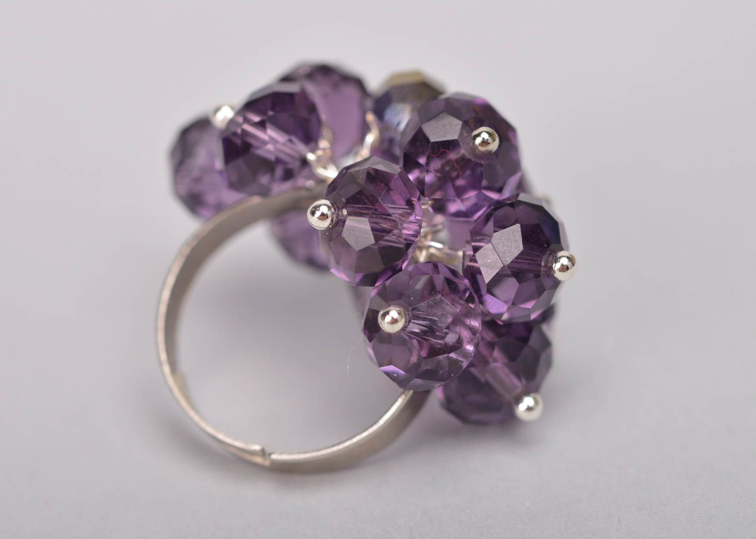Кольцо из граненых бусин фиолетовое красивое женское нарядное ручной работы  фото 3