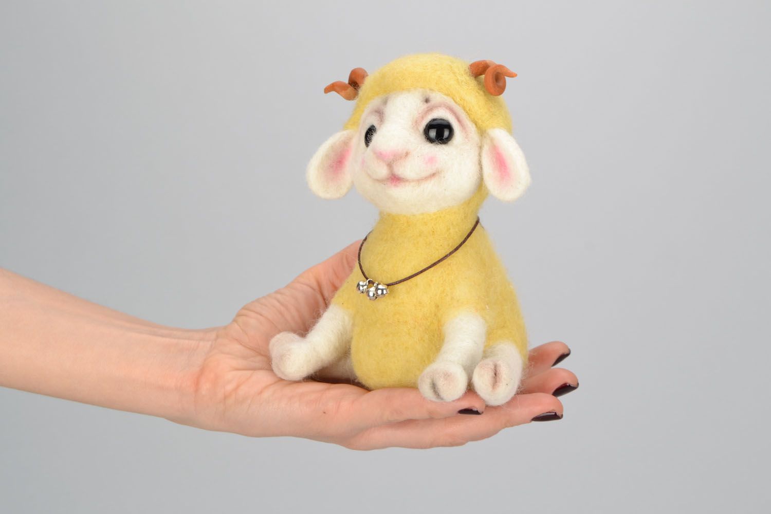 Doudou décoratif fait main Mouton jaune photo 2