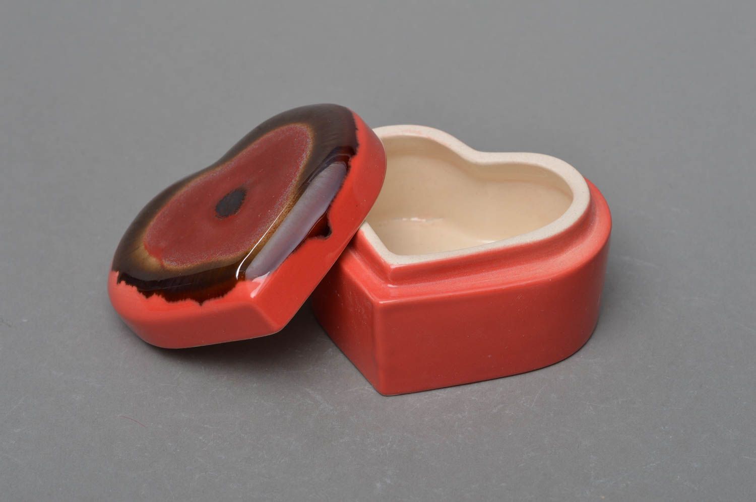 Petite boîte à bijoux en porcelaine faite main peinte de glaçure coeur rouge photo 2