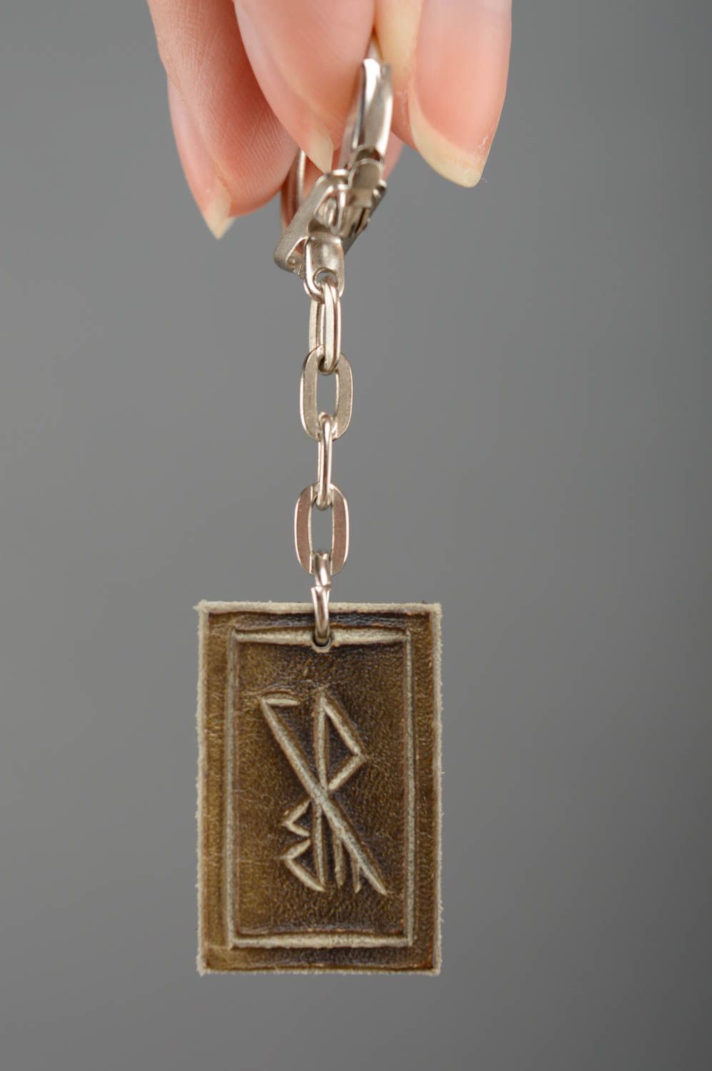Porte-clé en cuir naturel avec runes pour charmer le coeur de femme fait main photo 3