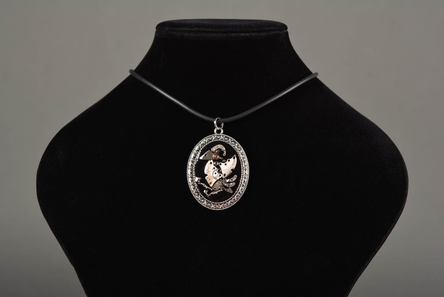 Pendentif steampunk Bijou fait main ovale en métal design original Cadeau femme photo 2