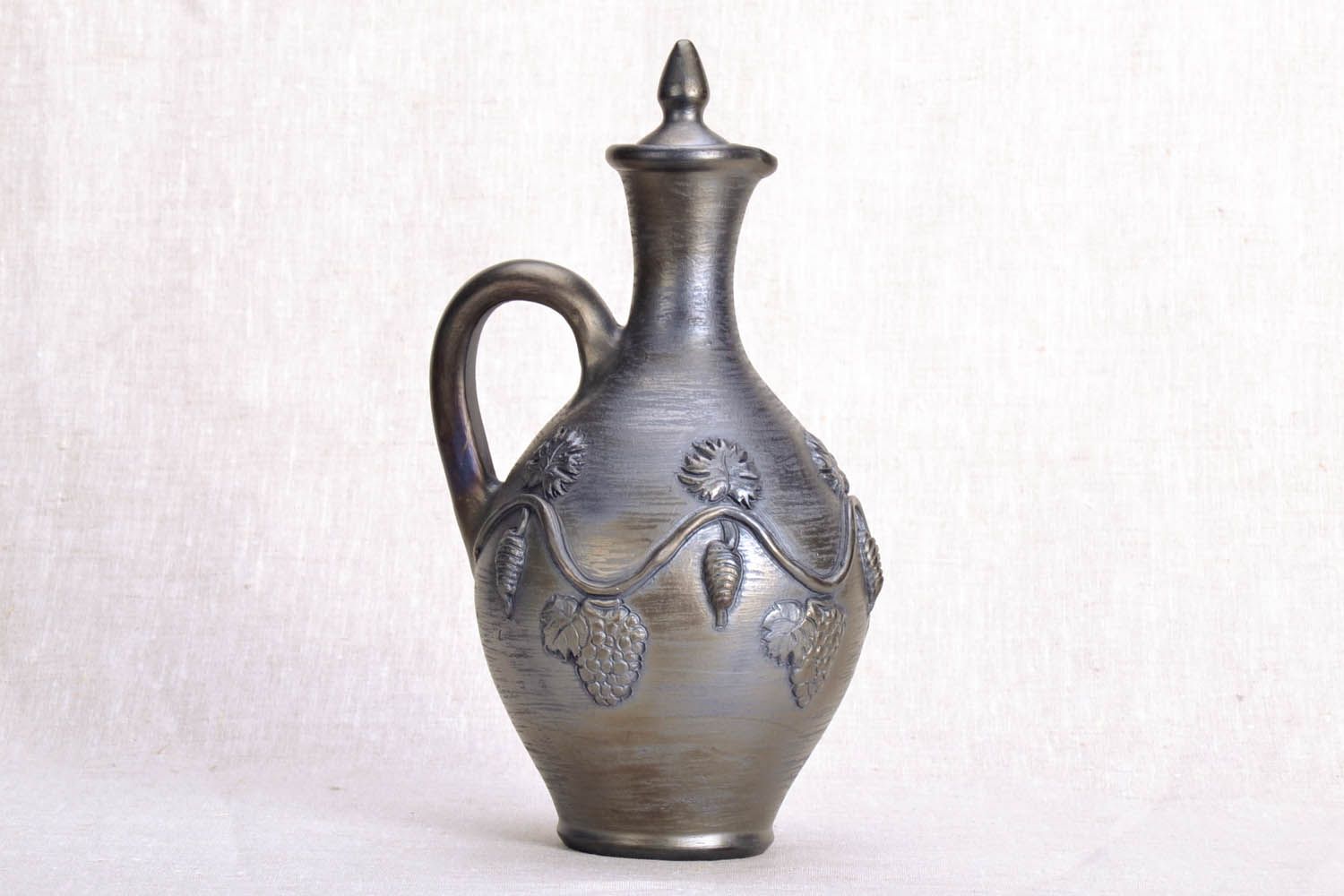 Jarro de argila com elementos moldados feito à mão louça de cerâmica decorativa artesanal foto 2