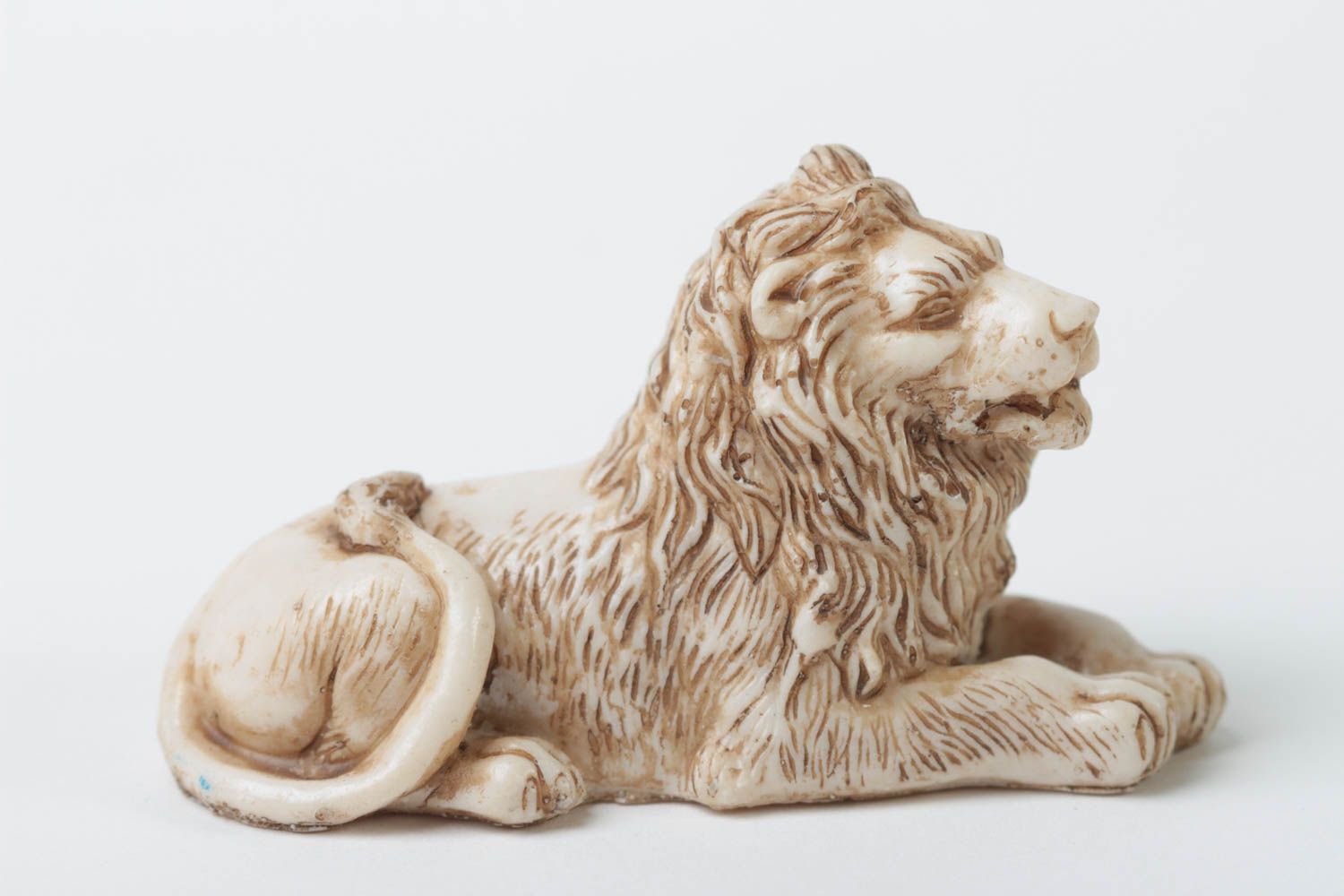 Миниатюрная статуэтка из полимерной смолы в виде лежащего льва ручной работы фото 3