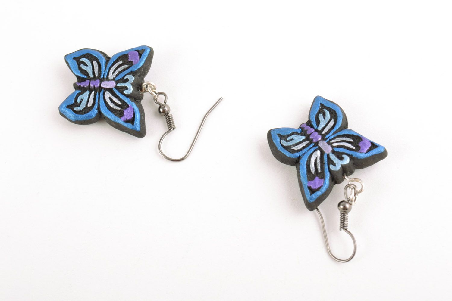 Petites boucles d'oreilles en céramique peintes noir-bleu faites main papillons photo 5