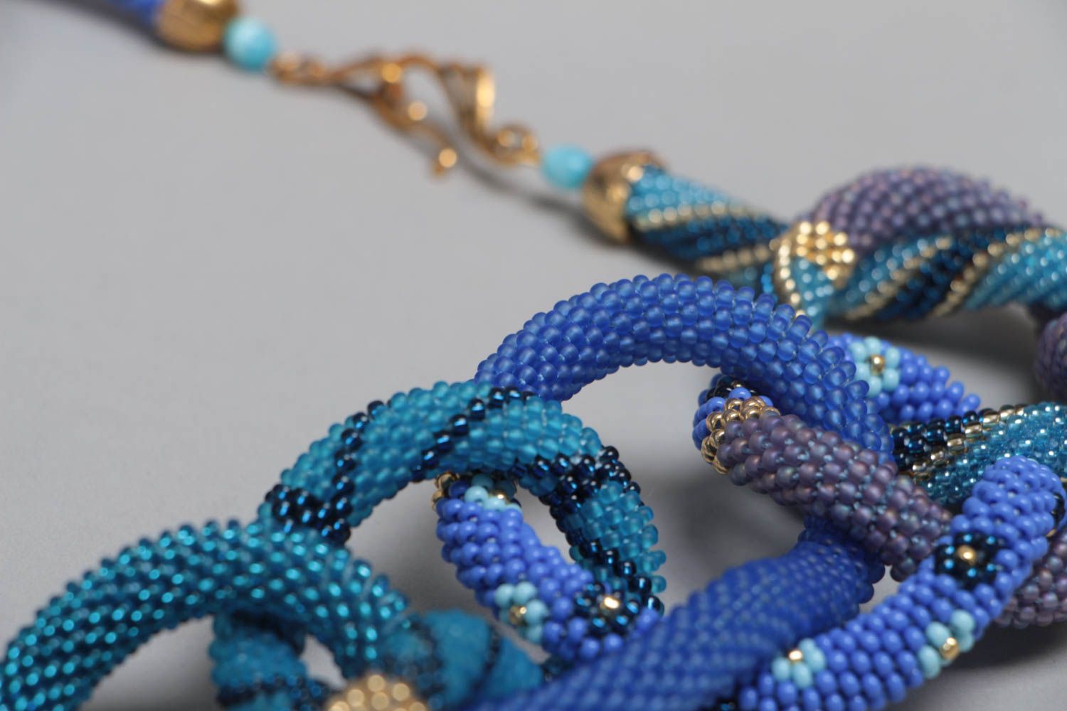 Collar de abalorios artesanal para el cuello en tonos azules femenino foto 4