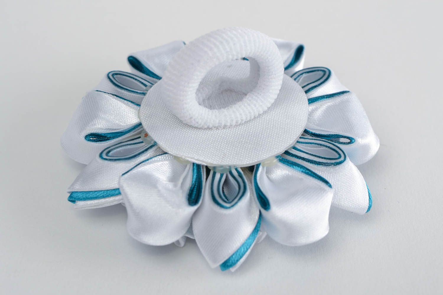Coletero para el pelo artesanal de cintas de raso con forma de flor azul foto 5