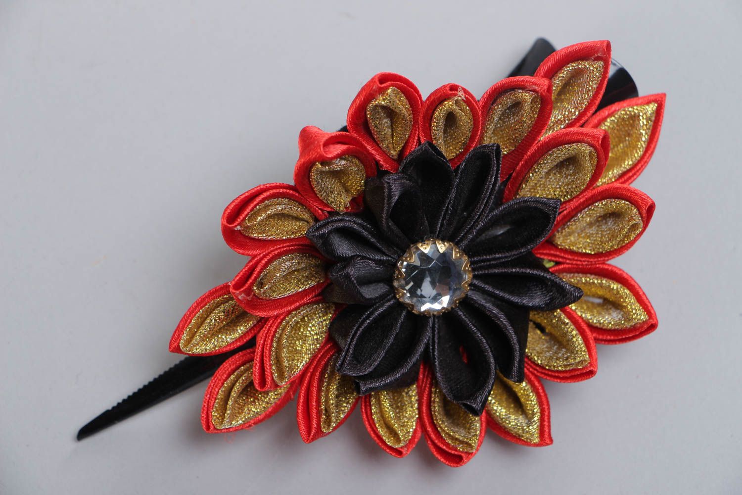 Schöne Haarspange mit Blume aus Atlasbändern in Kanzashi Technik handmade groß foto 2