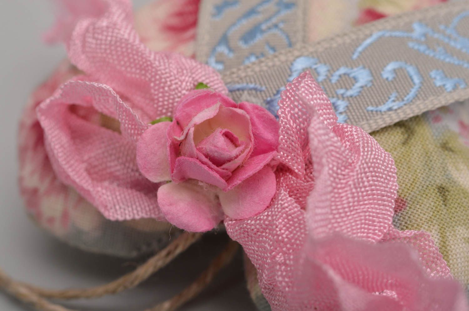 Colgante decorativo hecho a mano con forma de corazón con flores de color rosado foto 5