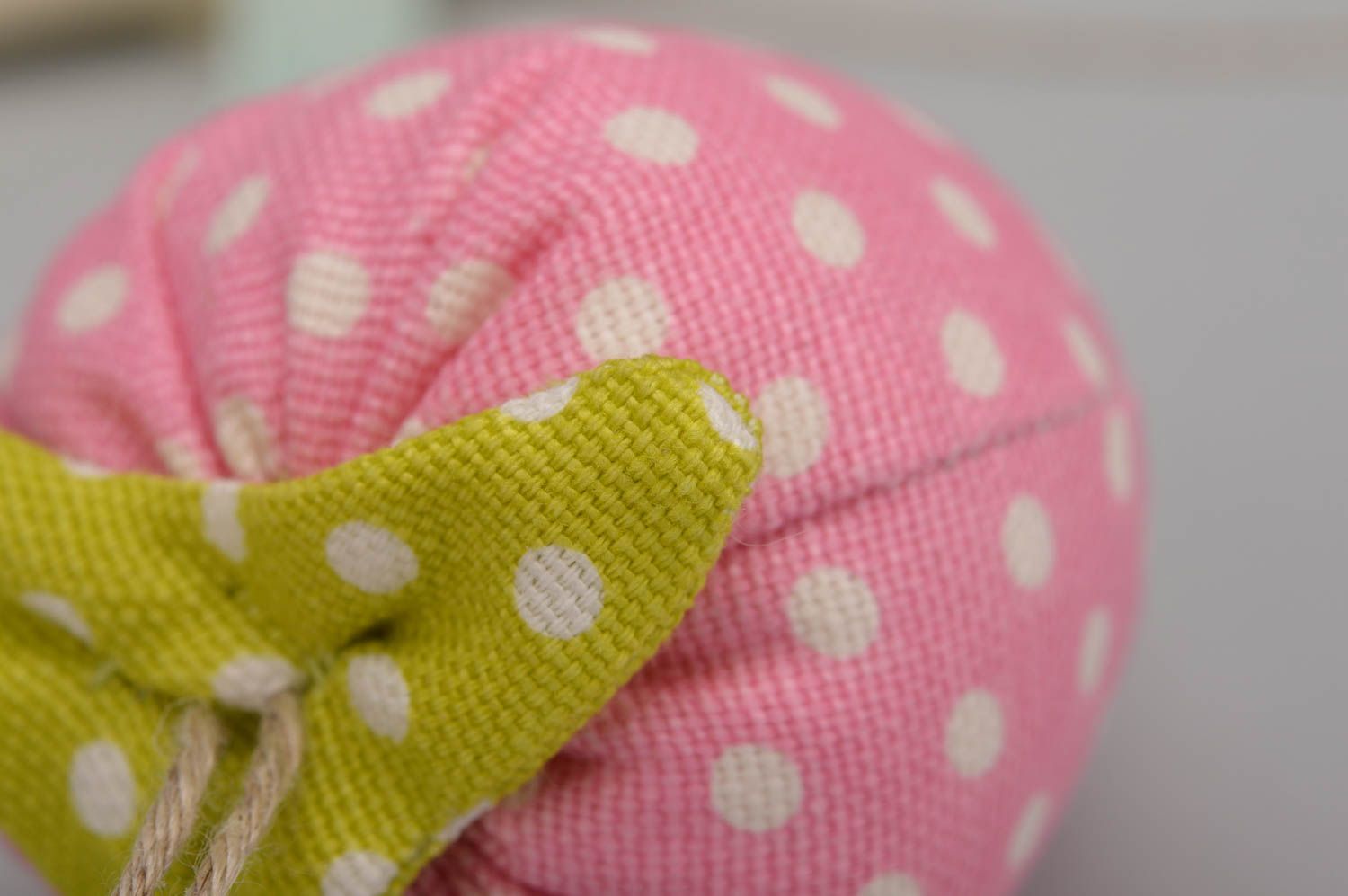 Интерьерная подвеска клубничка розовая хлопковая ручной работы для декора дома фото 4