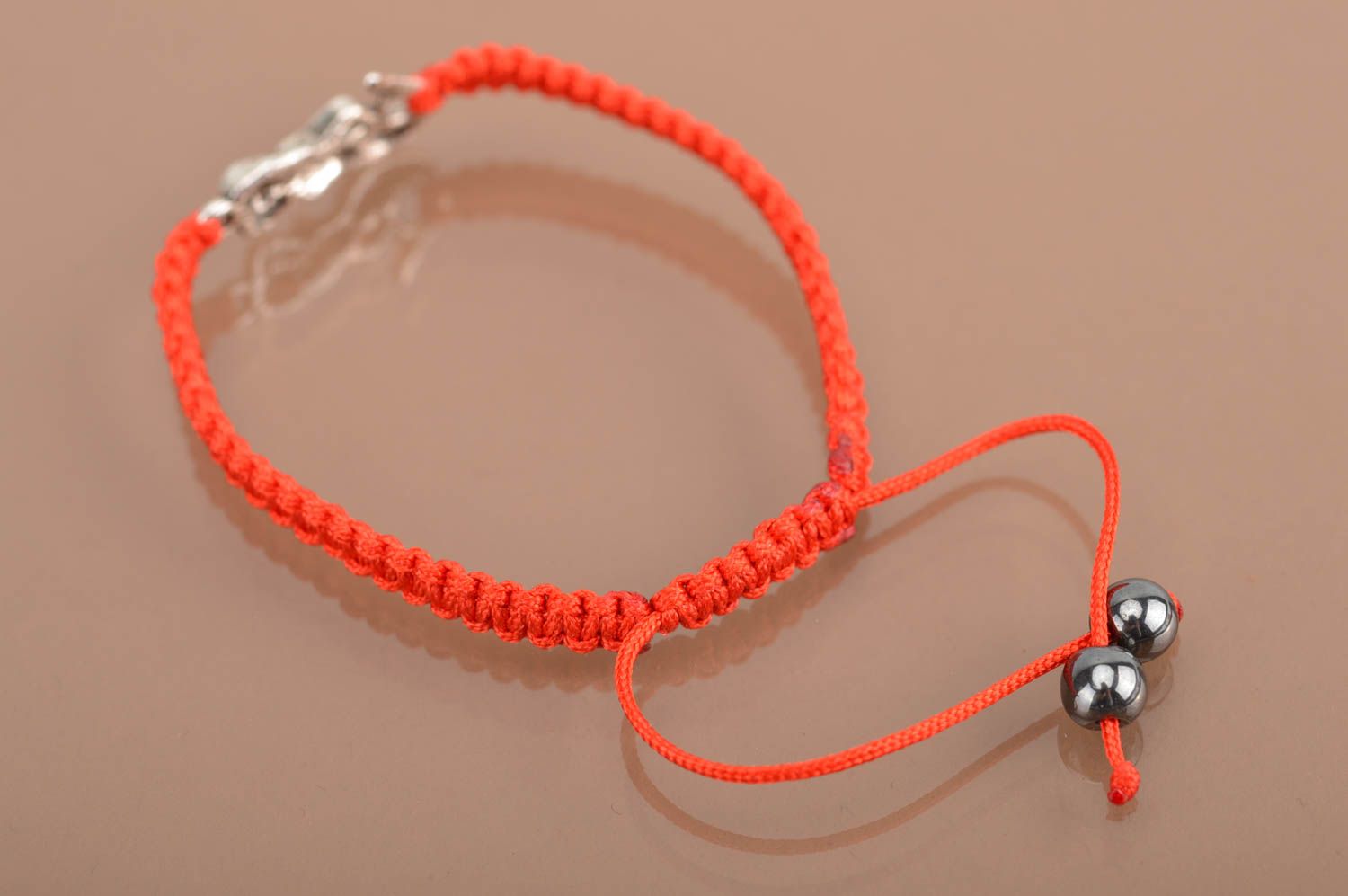 Красный браслет из шелковых ниток с русалочкой плетеный тонкий ручной работы фото 5