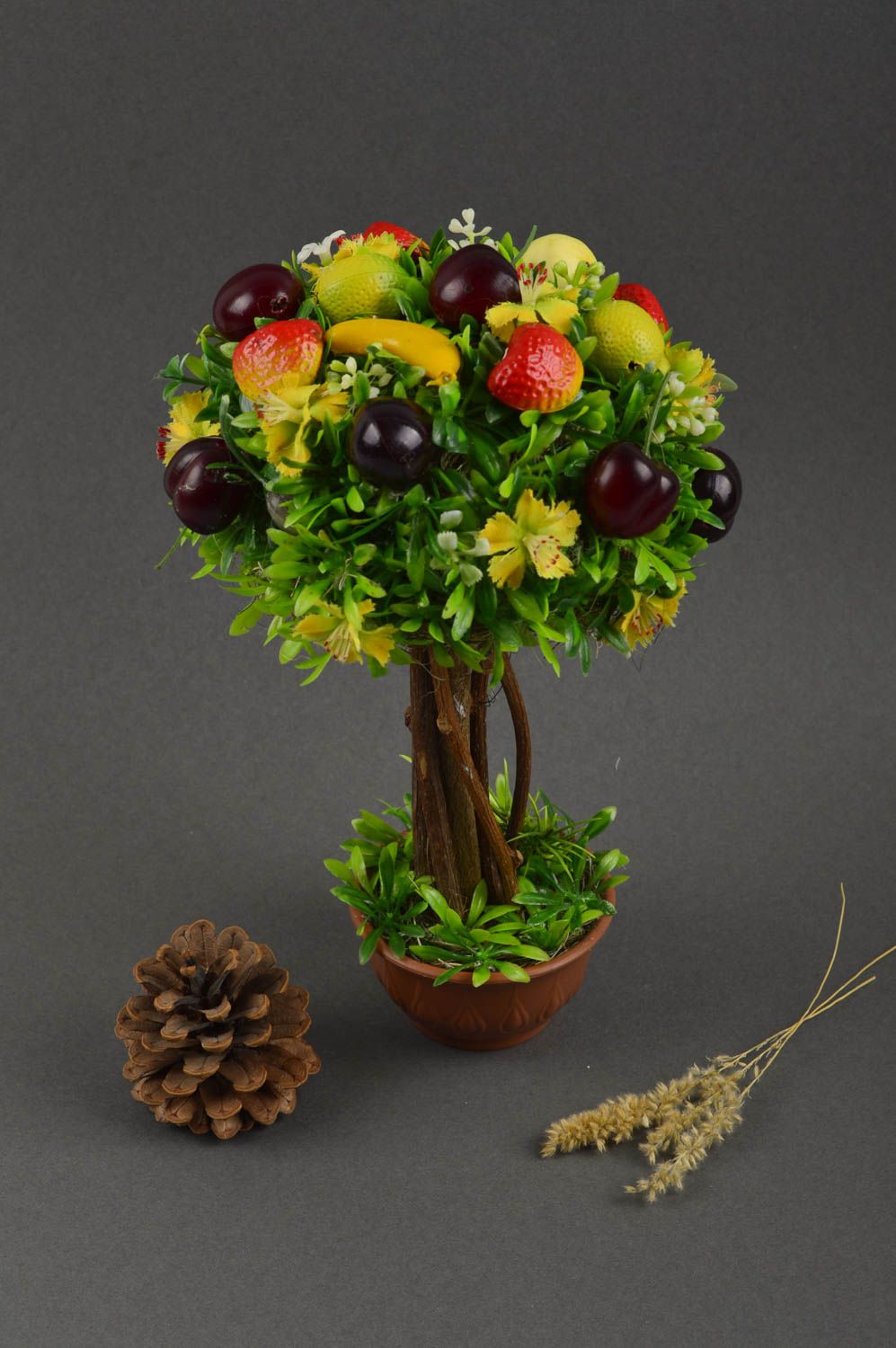 Árbol topiario hecho a mano composición de flores y frutas decoración de casa foto 1