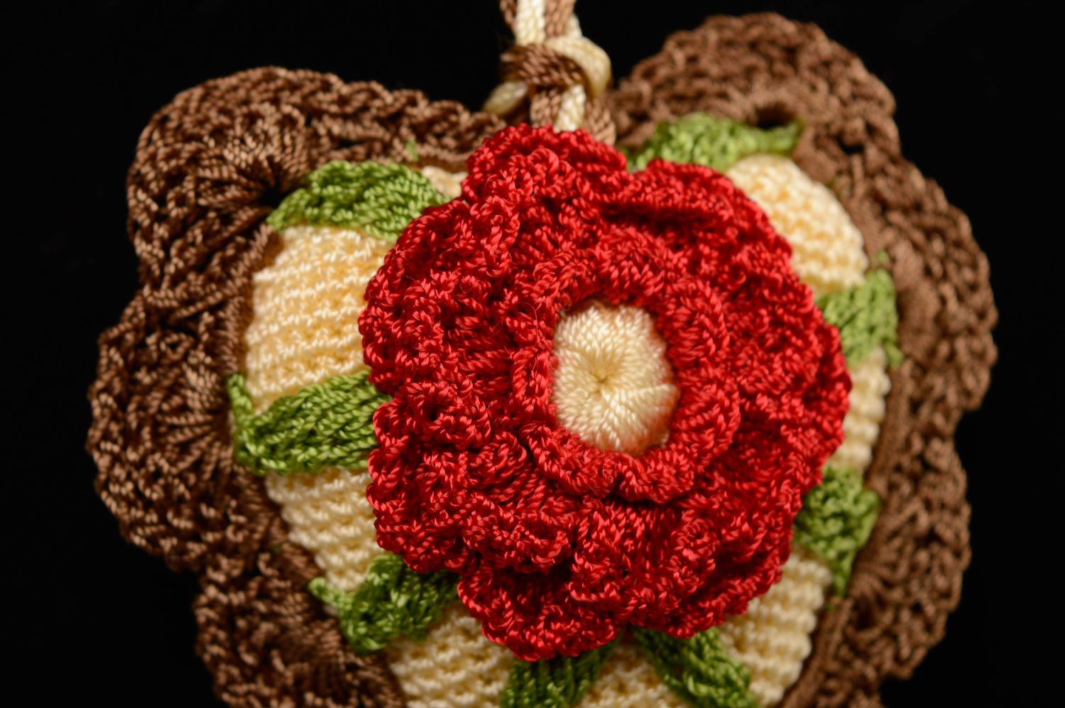 Suspension décorative tricotée au crochet en forme de coeur photo 2
